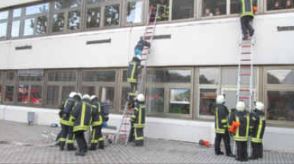 Ein Teil der Feuerwehrleute evakuierte die eingeschlossenen Schüler der IGS Rheinzabern über Leitern während ihre Kameraden die Wasserversorgung aufbauten